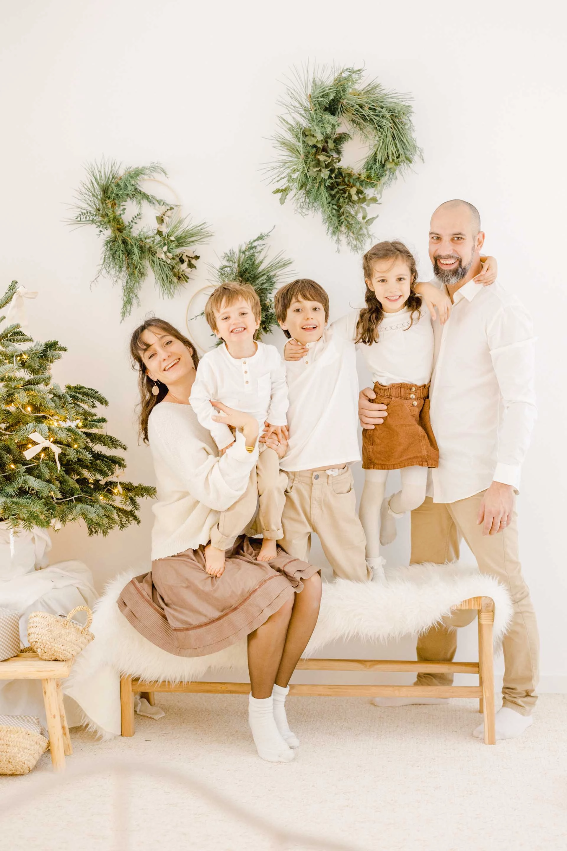 bonheur sourire enfant famille beige